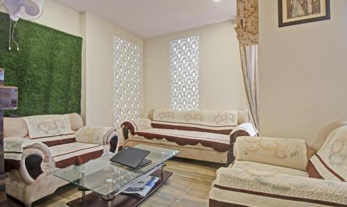 a living room with couches and a table at Hotel Rama Hindustani in Jaipur