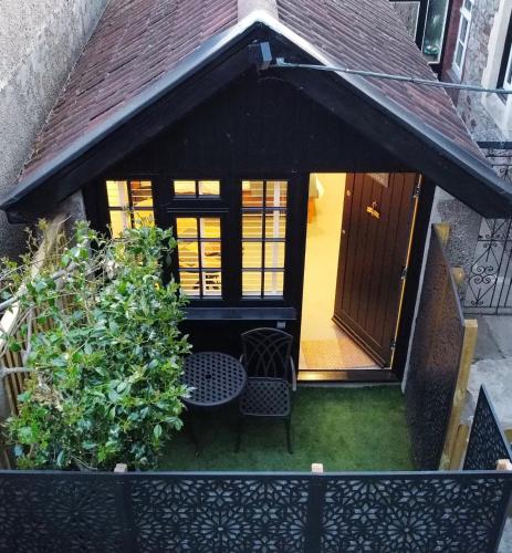 Cosy boutique retreat, courtyard & free parking photo 15