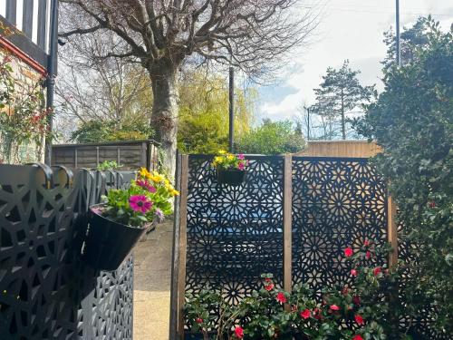 Cosy boutique retreat, courtyard & free parking photo 4