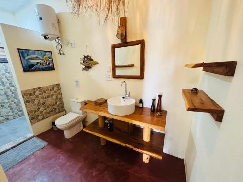 a bathroom with a sink and a toilet at Casa Regina in Vilanculos