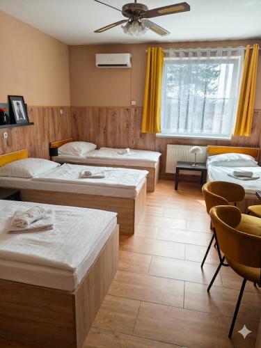 Ліжко або ліжка в номері Hotel Taurus