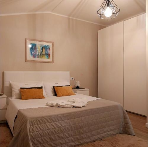 a bedroom with a bed with two towels on it at Il limone in Gargnano