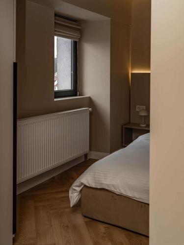 a bedroom with a bed and a window at Distinct Ultracentral Apartment in Bistriţa