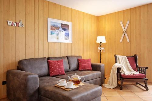 a living room with a couch and a coffee table at CASA DOLOMIA - 3 camere, 2 bagni, parcheggio Dolomiti Affitti in Cavalese
