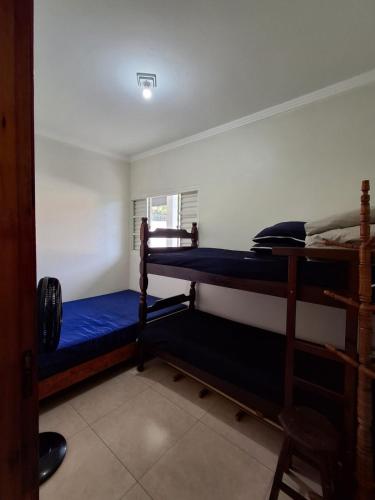 a room with two bunk beds and a window at Chácara Recanto JJ in Sorocaba