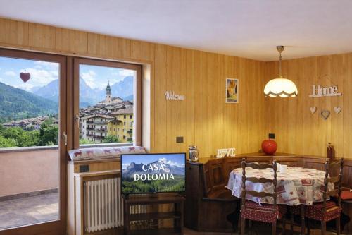 a room with a table and a view of a city at CASA DOLOMIA - 3 camere, 2 bagni, parcheggio Dolomiti Affitti in Cavalese