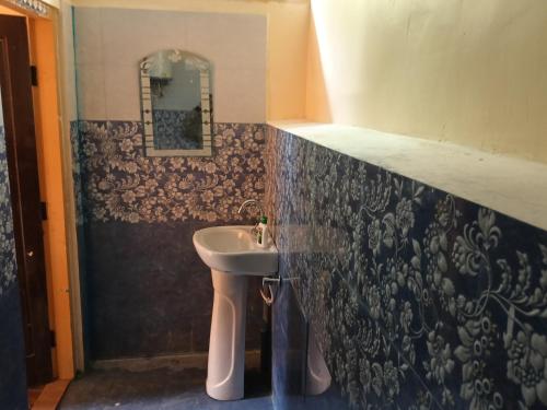 a bathroom with a sink and a mirror at Divine homestay in Kukri Ser