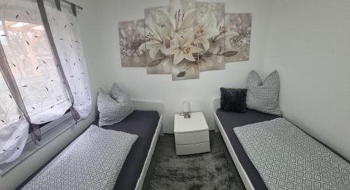 two twin beds in a room with two posters on the wall at Casa Mia 36 am See in Joachimsthal