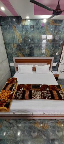 a bedroom with a large bed in a room at Pamma hotel in Anandpur Sāhib