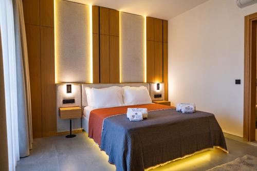ein Hotelzimmer mit einem Bett, auf dem zwei Handtücher liegen in der Unterkunft WeSuites in Fethiye