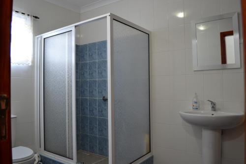 ein Bad mit einer Dusche und einem Waschbecken in der Unterkunft Casa de Santa Catarina in Cabo da Praia