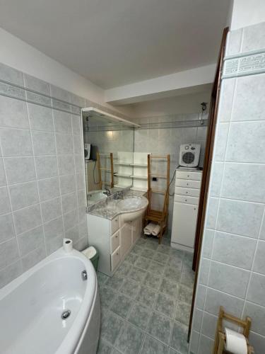 a bathroom with a tub and a sink and a toilet at Alloggio ai Campanari in Conco