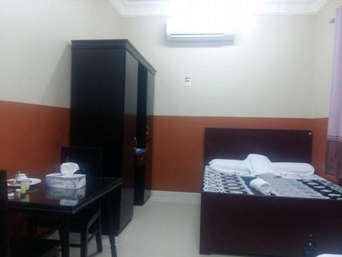a room with a bed and a table in a room at Five Continents Hotel in Sur