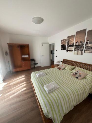 a bedroom with a bed with a green and white blanket at Ca' Bertera in Ledro