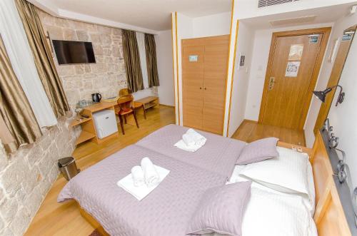 Apartment and Rooms Desideria
