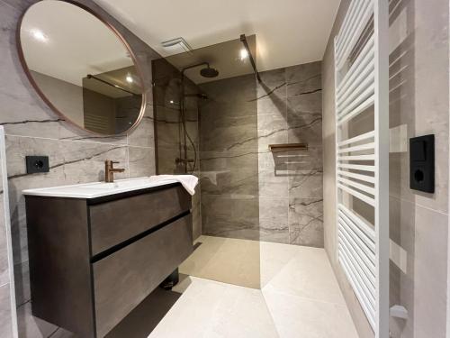 a bathroom with a sink and a mirror at Appartementen het Centrum in Domburg