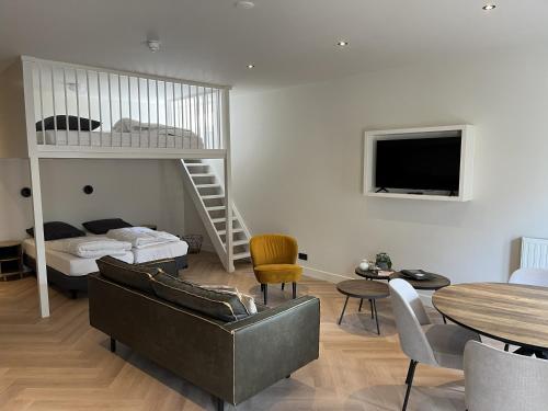 a living room with a bunk bed and a couch at Appartementen het Centrum in Domburg