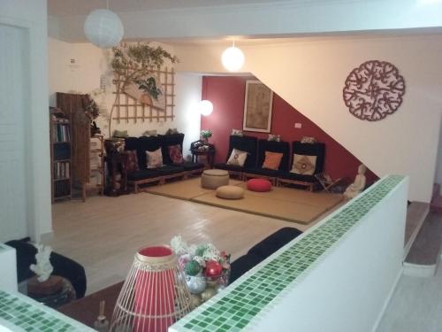 a living room with a couch and a table at Pousada Irashai in Juquei
