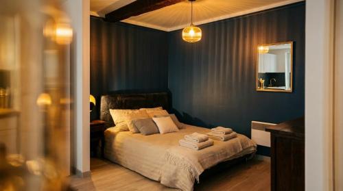 a bedroom with a bed with two towels on it at Appartement Ubac - Chic & Douillet in Saint-Gaudens