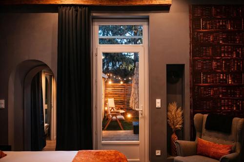 a bedroom with a door leading to a patio at Suite Phoenix - Maison Cosy avec Terrasse & Cinéma Privé in Angoulême
