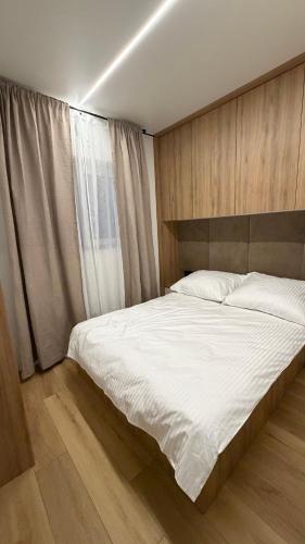 ein Schlafzimmer mit einem großen weißen Bett und einem Fenster in der Unterkunft Odpocznij Podlasie in Łuka
