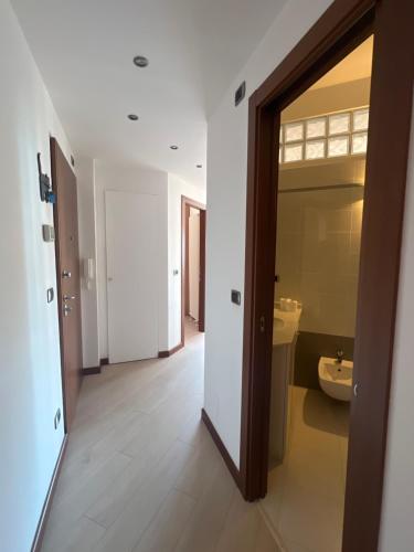 a hallway with a bathroom with a sink and a toilet at WELCOME RIVIERA-Primavera 1A- Vista mare- spazioso e comodo appartamento-2 bagni-wifi-aria condizionata in ogni stanza-garage a 15 euro al giorno in Rapallo