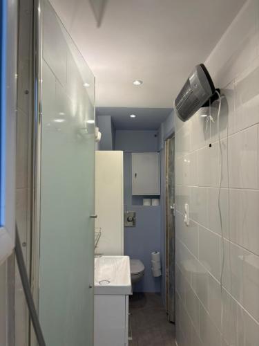 a bathroom with a shower and a sink and a toilet at Strandhuisje aan de Middellandse Zee in Palavas-les-Flots