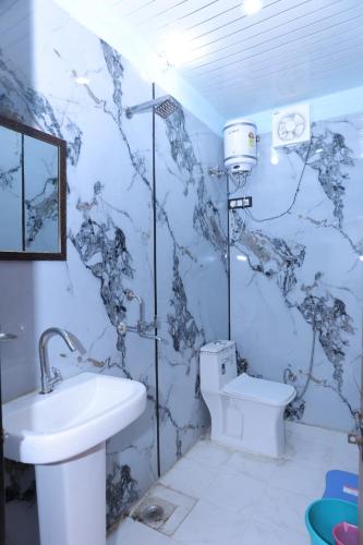 a bathroom with a toilet and a sink at Brahamkamal Resort in Gupta Kāshi