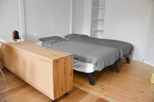 a bedroom with a bed and a wooden platform at Hotel Nieuwe Markt in Deventer