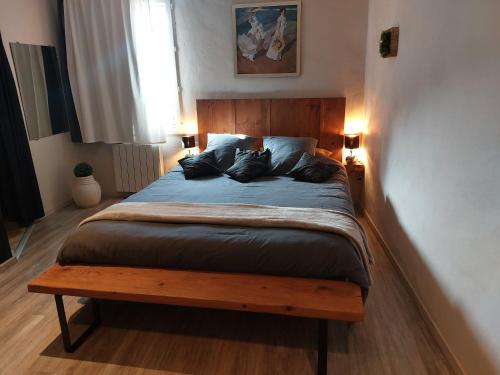 Côté Terrasse tesisinde bir odada yatak veya yataklar
