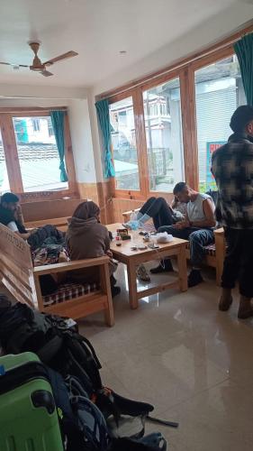 a group of people sitting in a room at Himalayan bite pulga in Kalgha