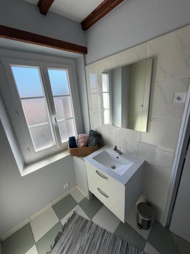 a white bathroom with a sink and a mirror at Le PATIO Beau Duplex terrasse 2 chambres 5mn théâtre antique in Orange