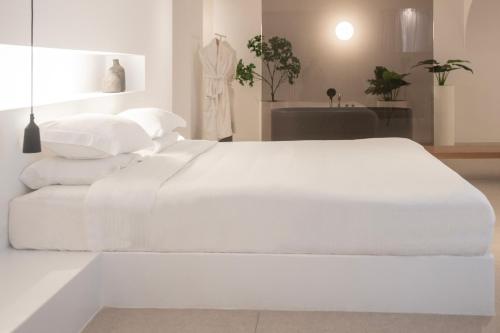 Lilium Hotel Santorini — Bedroom