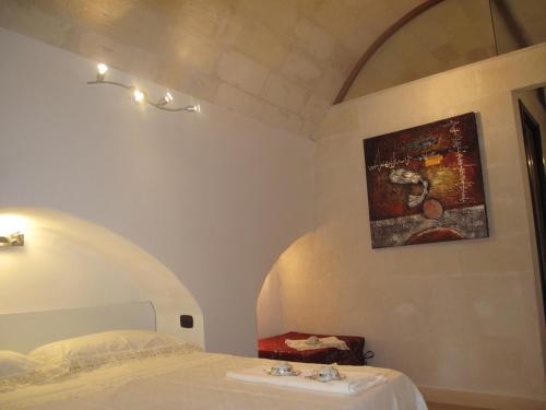 una camera da letto con un letto e un dipinto sul muro di Marilyn a Laterza