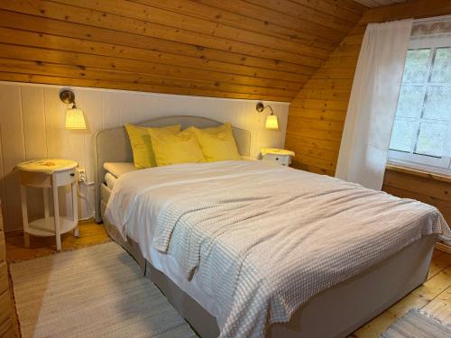 a bedroom with a large bed with yellow pillows at Sarapuu puhkemaja in Hullo