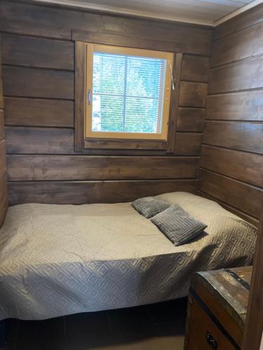 a bed in a room with a window at Villa Nuttu - Loppusiivous kuuluu hintaan in Jämsä