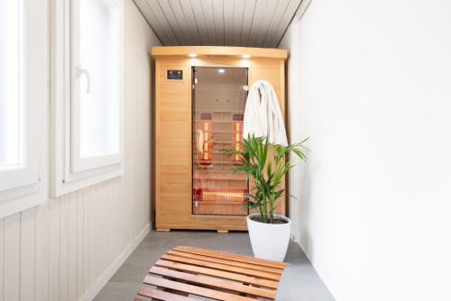 a hallway with a wooden door and a plant at Apartment Troya in Unterseen