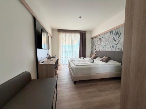a hotel room with a bed and a window at Hotel Villa Letizia in Bardolino