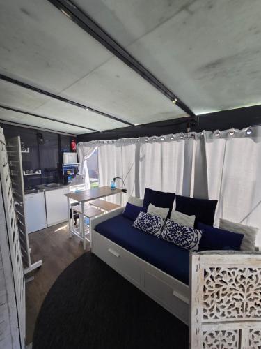 a room with a bed and a table and a kitchen at Spa Ibiza Dosrius - Bungalow con Jacuzzi y Piscina privada in Canyamás