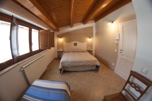 a bedroom with a bed in a room at Il Vicoletto B&B in Alfedena