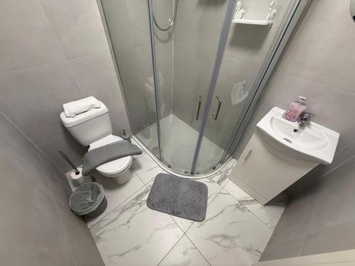 Sleek 1BR Flat Perfect Getaway For Contractors Or Couples photo 8