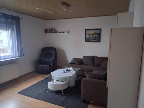 a living room with a couch and a table at Unterkunft mit Kindernische in Ober-Mörlen