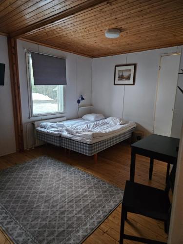 a small bedroom with a bed and a window at B&B RukaTupa in Ruka
