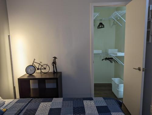 ein Schlafzimmer mit einem Bett und einem Fahrrad auf einem Tisch in der Unterkunft Downtown Condo with Free Parking - SkySide in Toronto