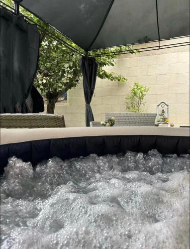 estudio con piscina y jacuzzi