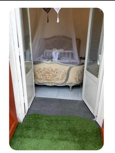 estudio con piscina y jacuzzi
