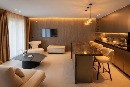 Domain Athens Nira