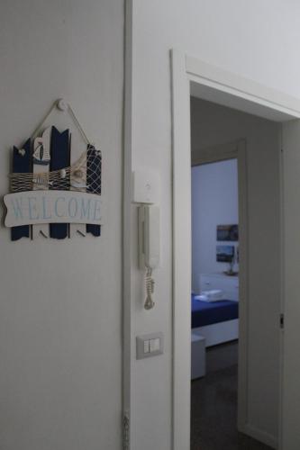 a hallway with a welcome sign on a wall at Villa Iside Casavacanze in Gragnano