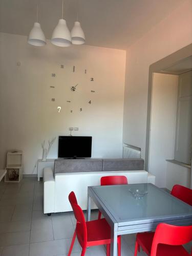 a living room with a table and a clock on the wall at Villa Iside Casavacanze in Gragnano