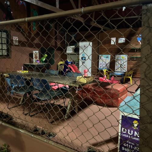 a cage with a bunch of toys in a room at Chalé com PISCINA Privativa, com 2 QUARTOS, ESTACIONAMENTO em Condomínio com PORTARIA 24h, Sauna, Quadras, 3 PISCINAS no condomínio, Pesca e Parquinho Infantil - SmarTV na sala de estar, TV na área CHURRASQUEIRA, Wi-Fi e Cozinha Completa in Atibaia
